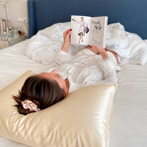 Pillow talks in nude